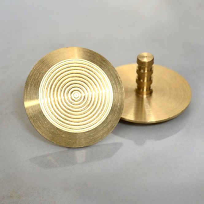 Hovedbilde Taktile knotter i messing Ø32 mm med plugg.