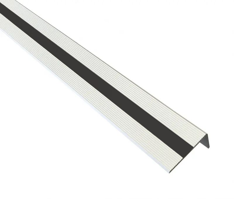 Trappeneser i matt aluminium med sort ilegg. Velg lengde